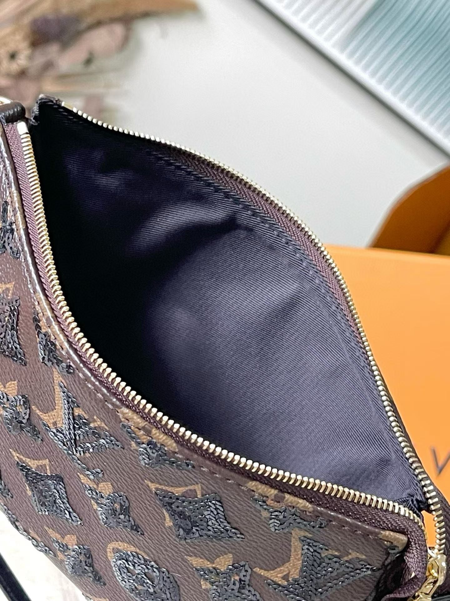 LOUIS VUITTON Pochette Accessoires β Monogram Sequins