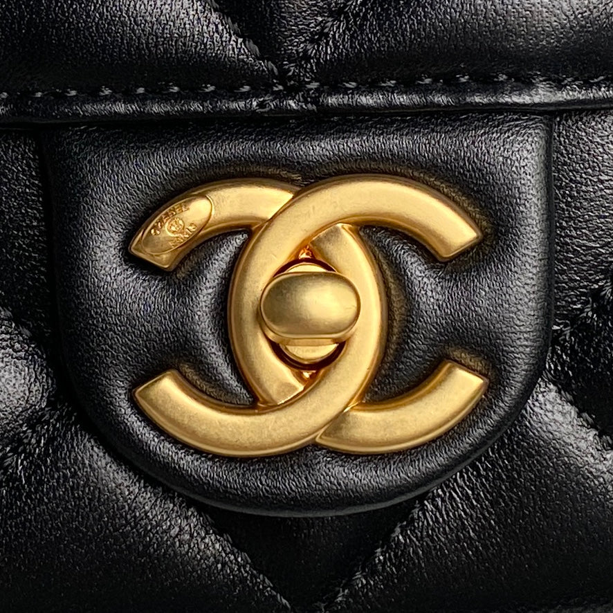 Chanel 25P Pearl Handle Shoulder Bag - Black