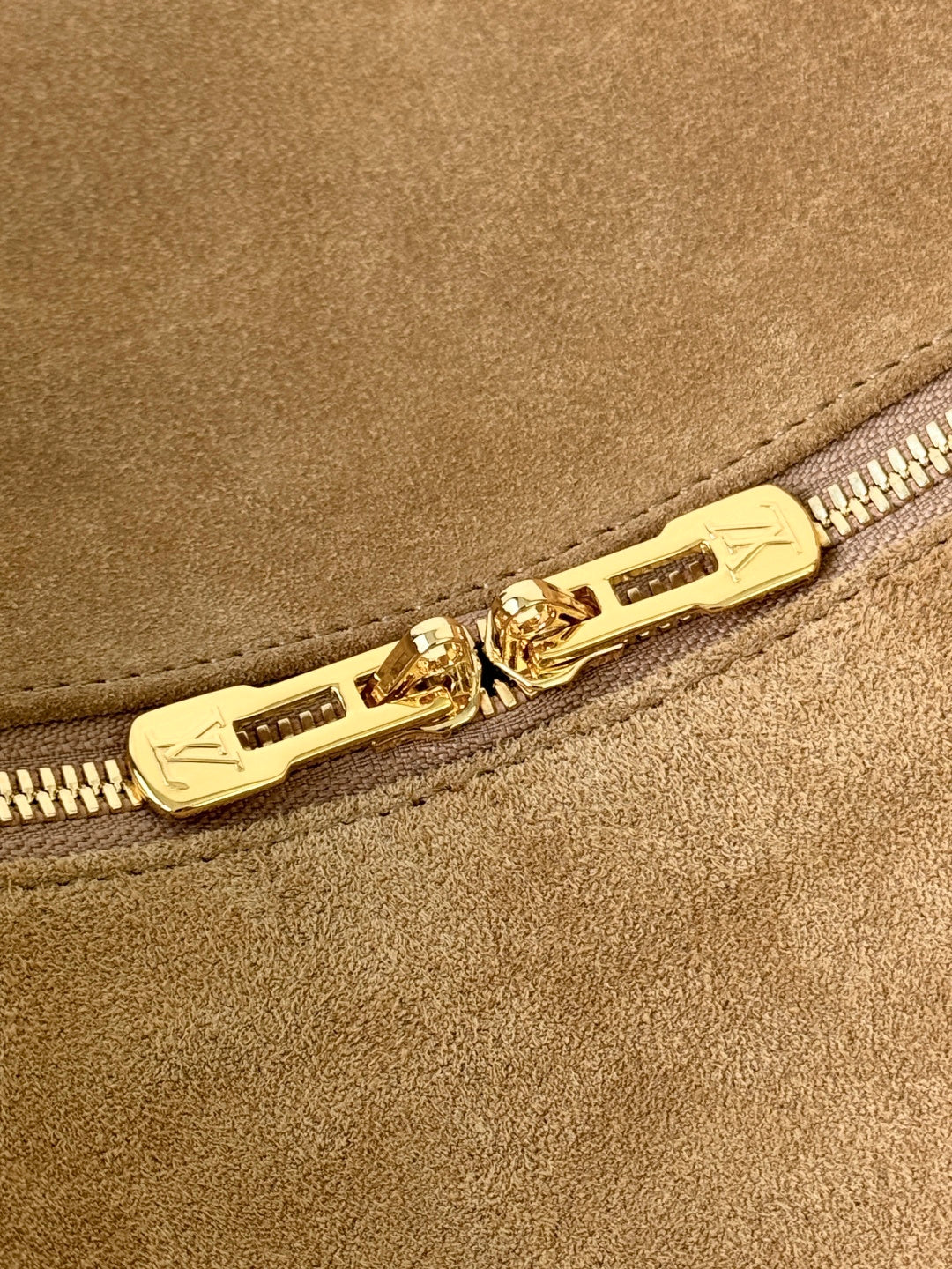 LOUIS VUITTON Express MM – Suede Edition