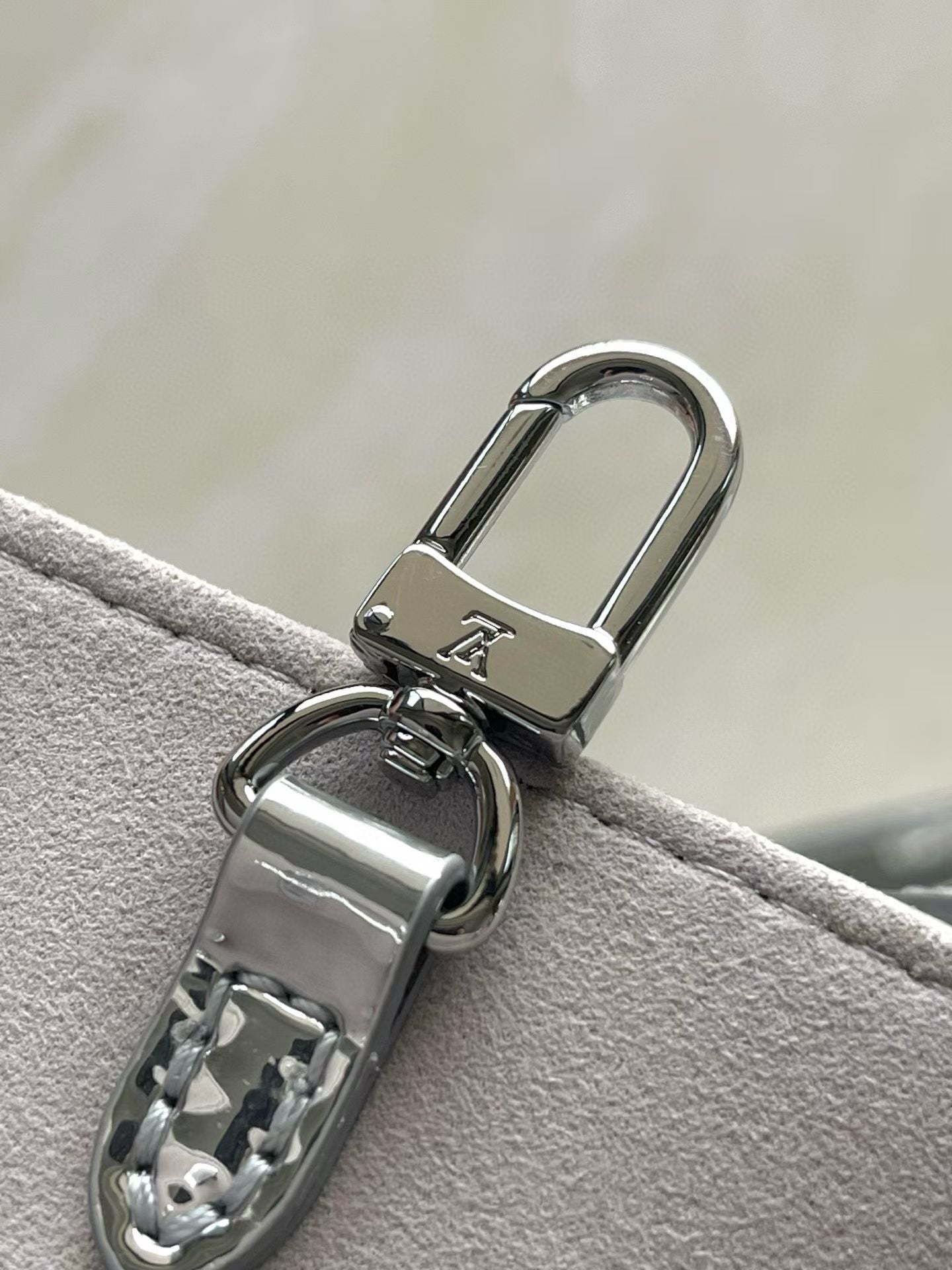LOUIS VUITTON Onthego PM – Monogram Mirror Vernis (Silver)