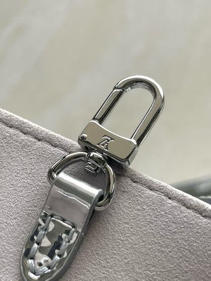 LOUIS VUITTON Onthego PM – Monogram Mirror Vernis (Silver)