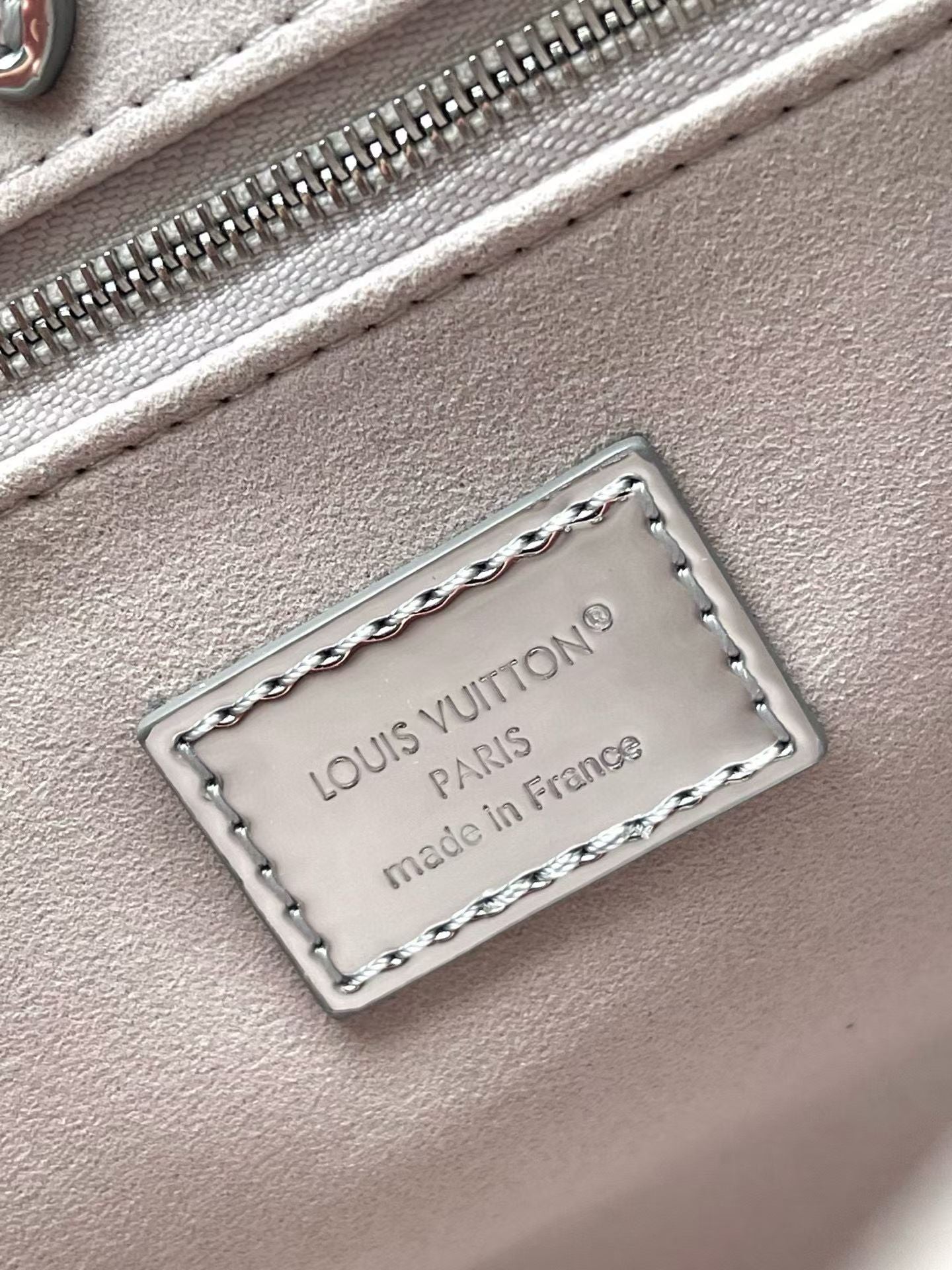 LOUIS VUITTON Onthego PM – Monogram Mirror Vernis (Silver)