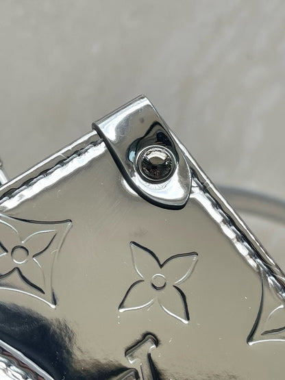 LOUIS VUITTON Onthego PM – Monogram Mirror Vernis (Silver)