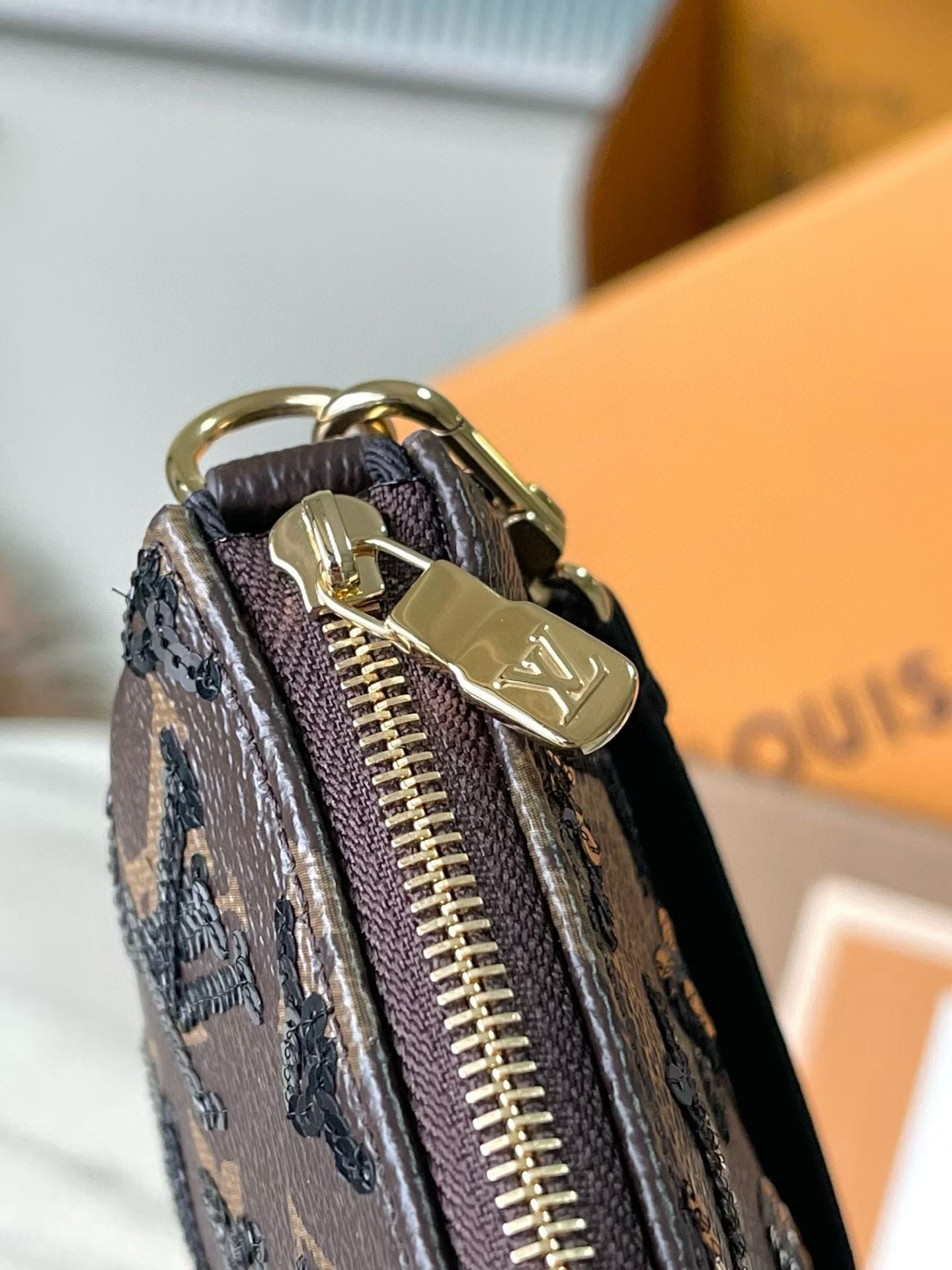 LOUIS VUITTON Pochette Accessoires – Monogram Sequins