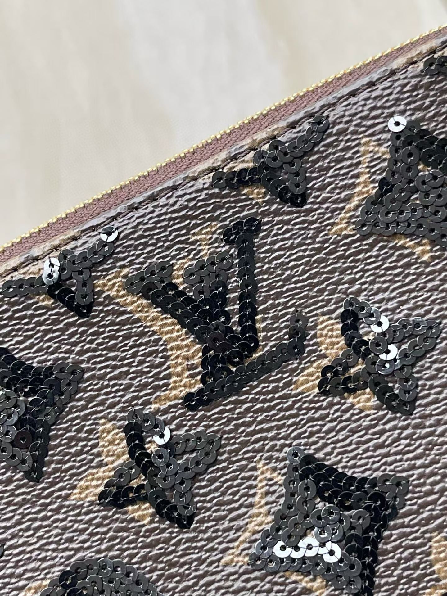 LOUIS VUITTON Pochette Accessoires – Monogram Sequins