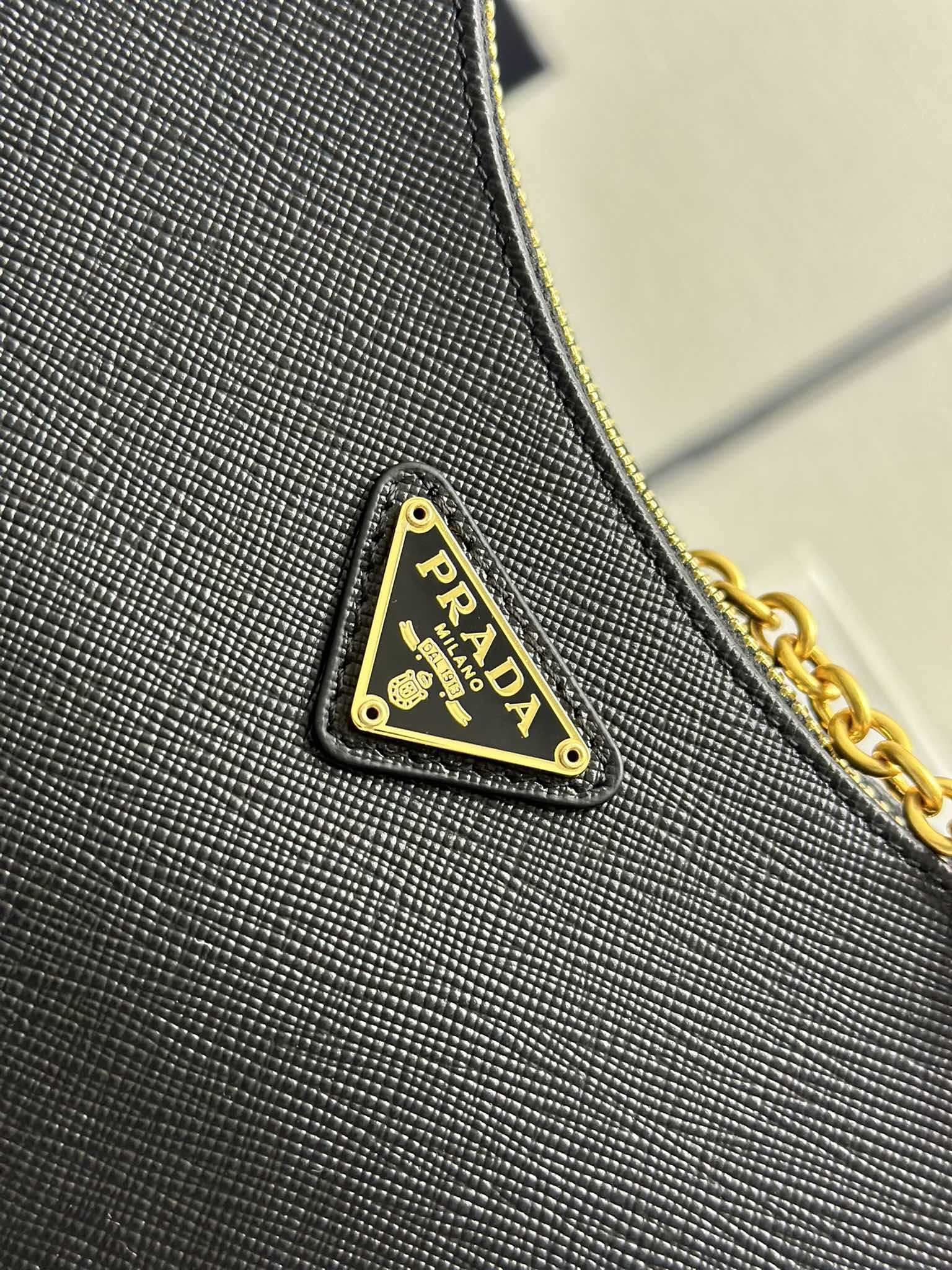 Prada Re-Edition 2005 Re-Nylon bag – Black/Gold