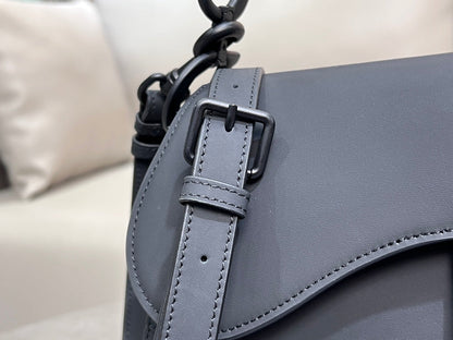 Rouge Matte Black Classic Saddle