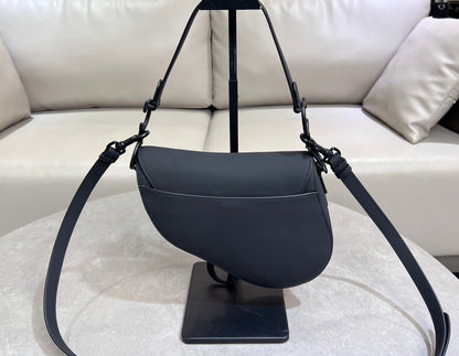 Rouge Matte Black Classic Saddle