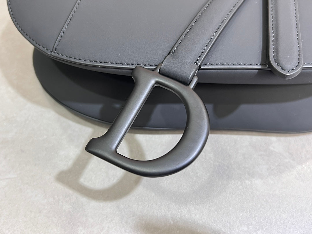 Rouge Matte Black Classic Saddle