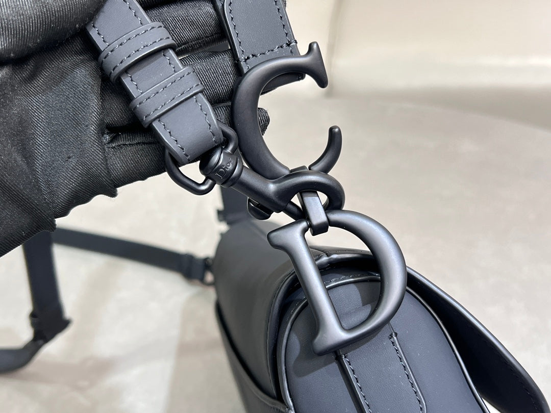 Rouge Matte Black Classic Saddle