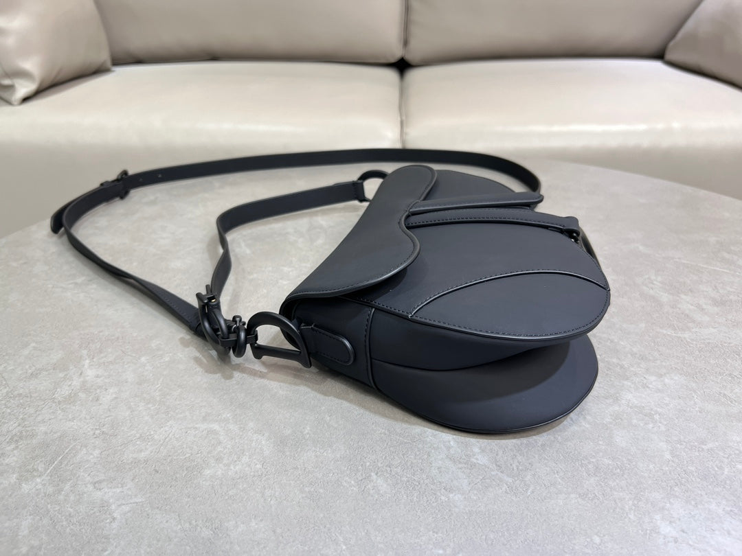 Rouge Matte Black Classic Saddle