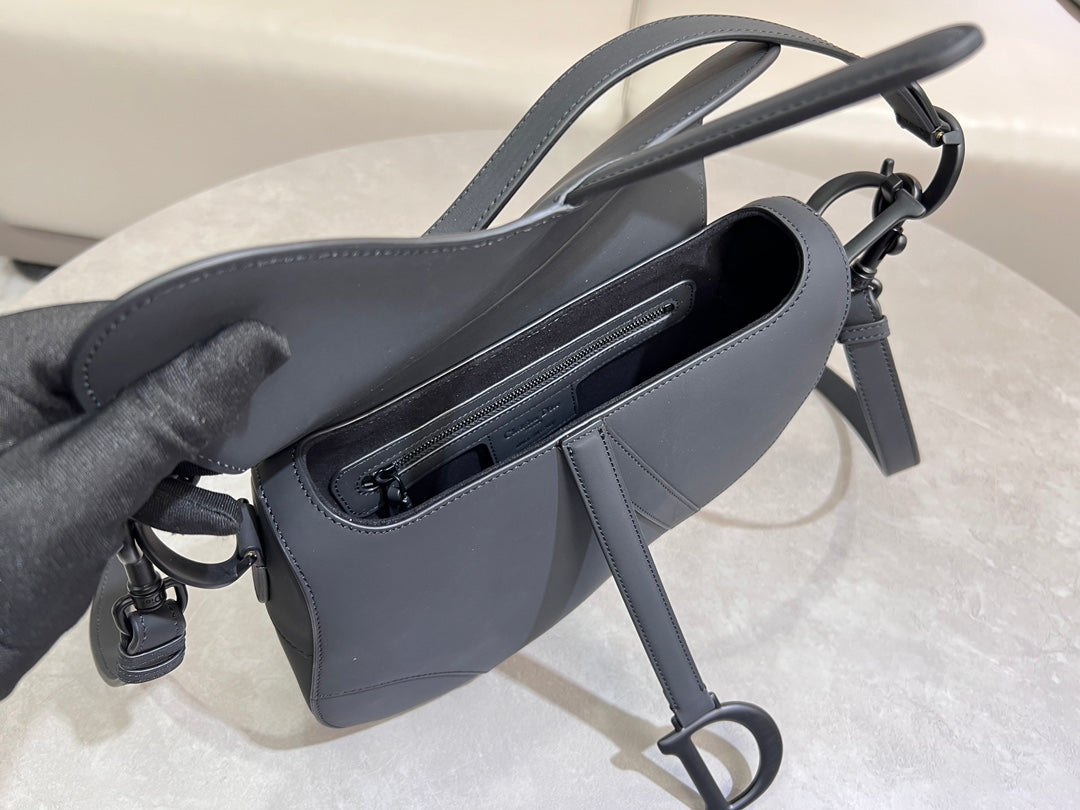 Rouge Matte Black Classic Saddle