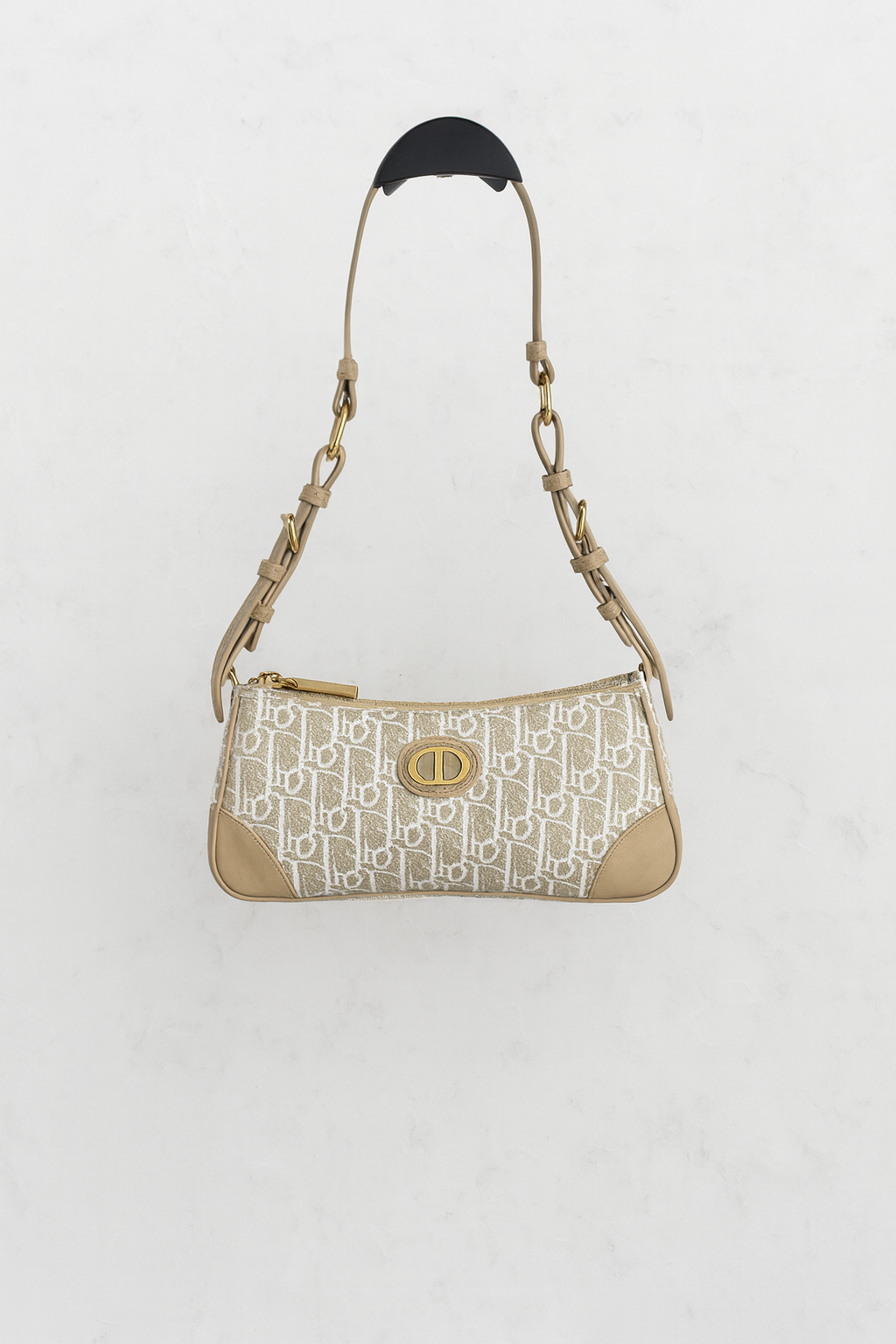 30-Montaigne-Oblique-