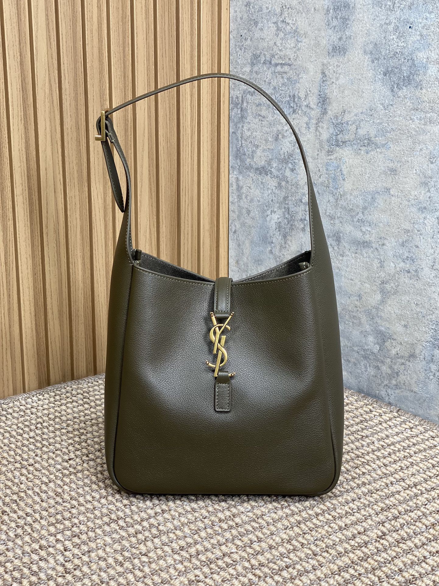 Saint Laurent Le 5 à 7 Supple Shoulder Bag