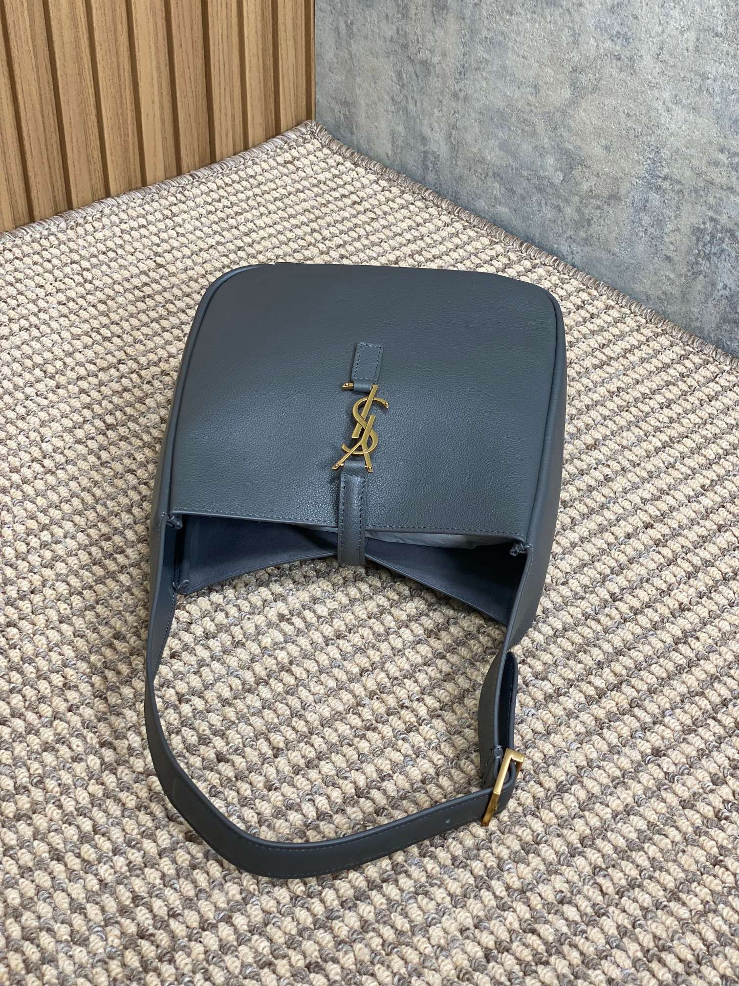 Saint Laurent Le 5 à 7 Supple Shoulder Bag