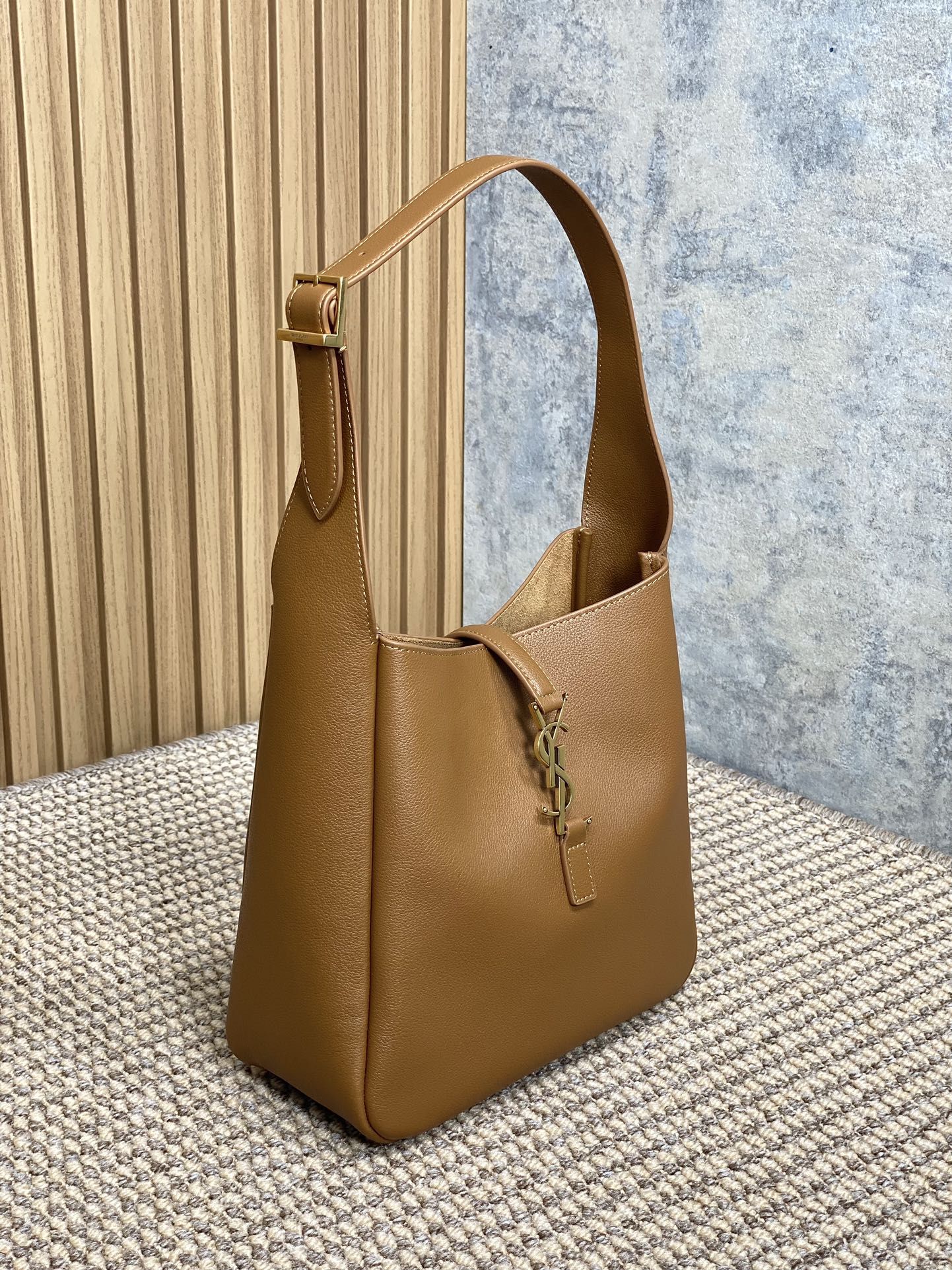 Saint Laurent Le 5 à 7 Supple Shoulder Bag