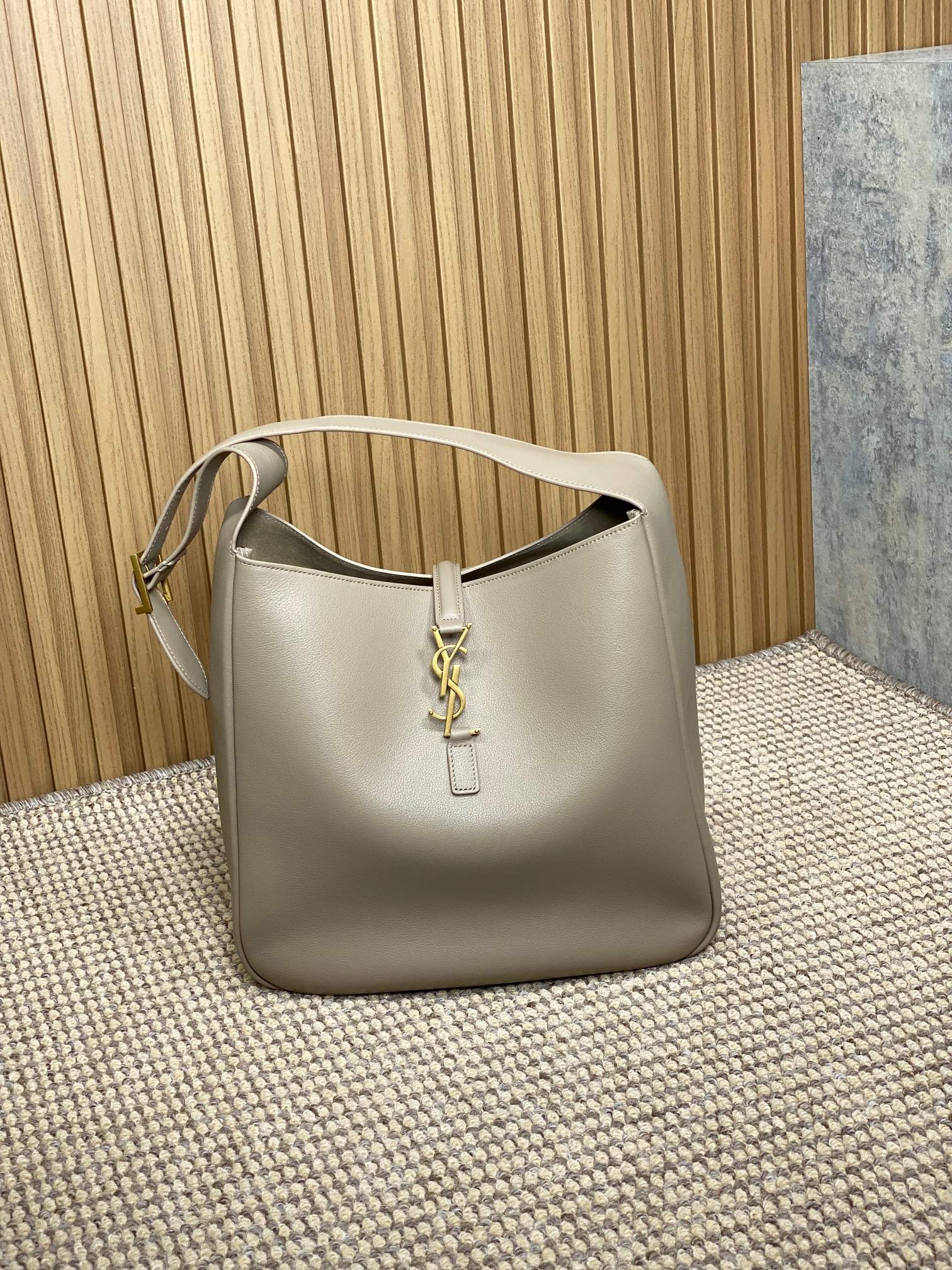 Saint Laurent Le 5 à 7 Supple Shoulder Bag