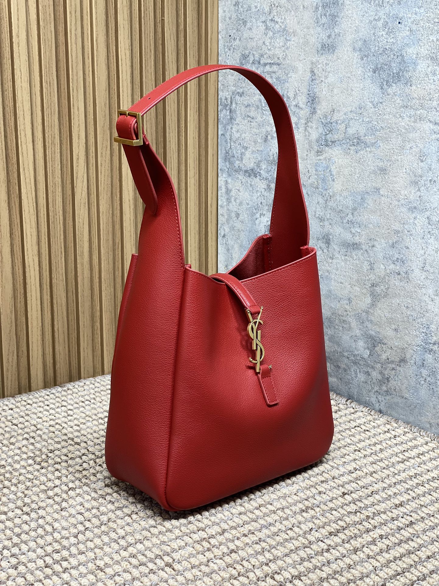 Saint Laurent Le 5 à 7 Supple Shoulder Bag