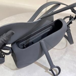 Rouge Matte Black Classic Saddle