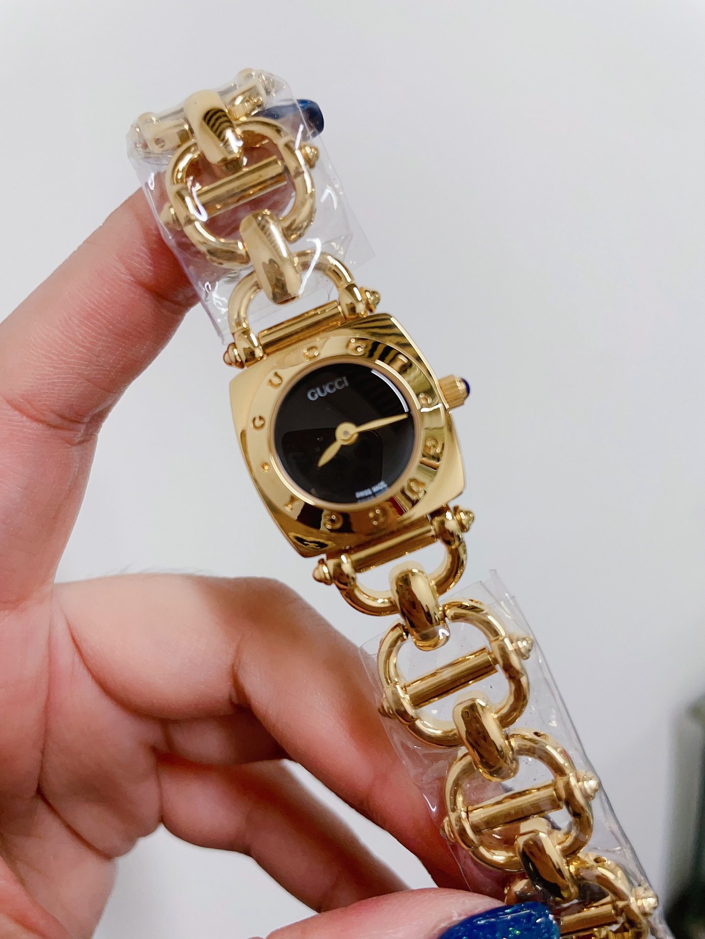 Gucci 3900 Series Black Dial Gold Bracelet Watch