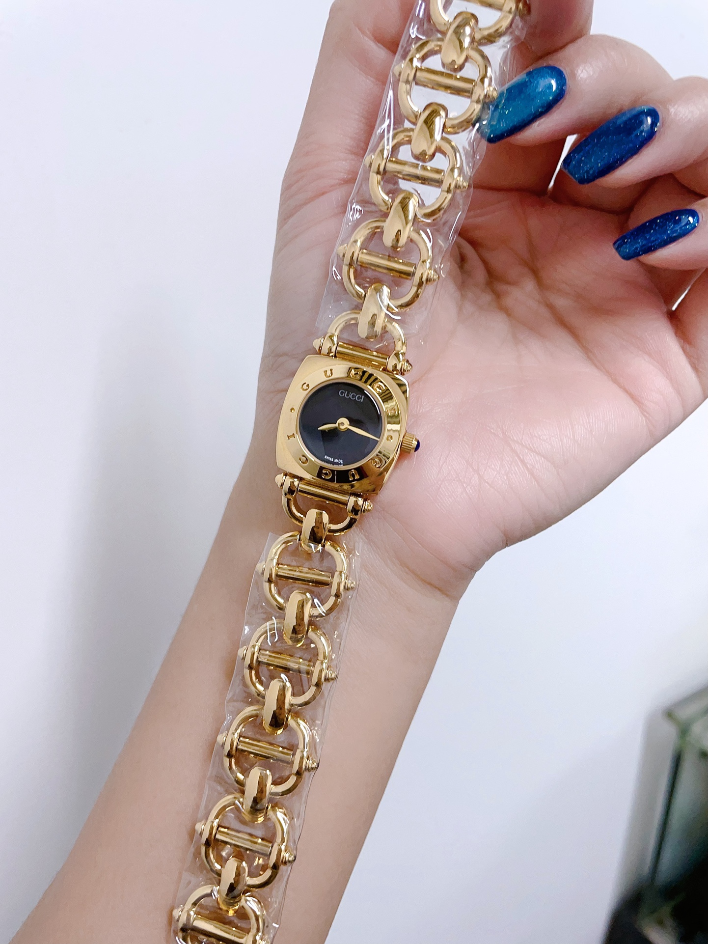 Gucci 3900 Series Black Dial Gold Bracelet Watch