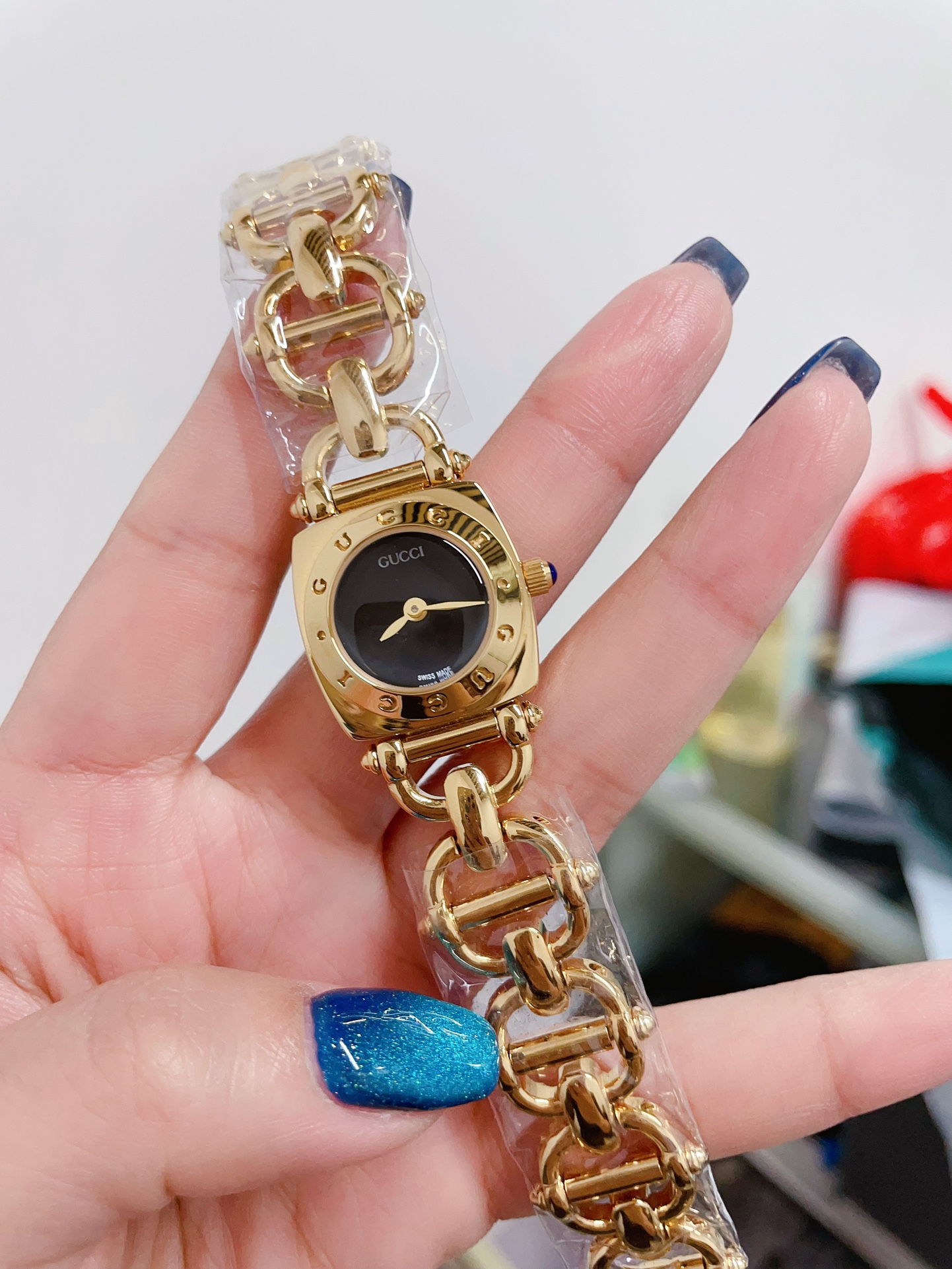 Gucci 3900 Series Black Dial Gold Bracelet Watch