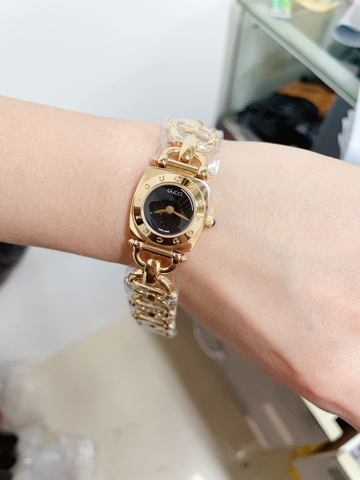 Gucci 3900 Series Black Dial Gold Bracelet Watch