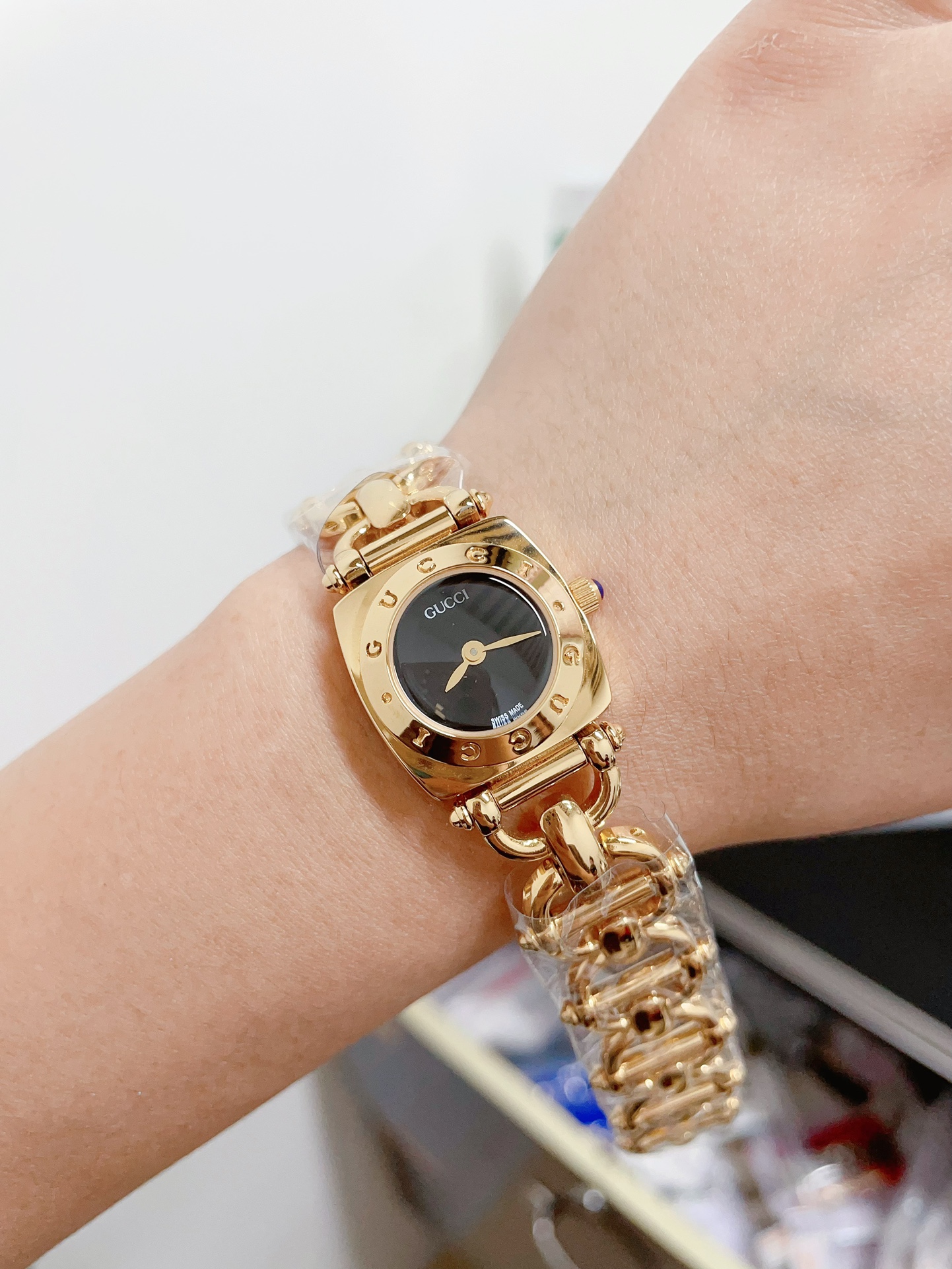 Gucci 3900 Series Black Dial Gold Bracelet Watch