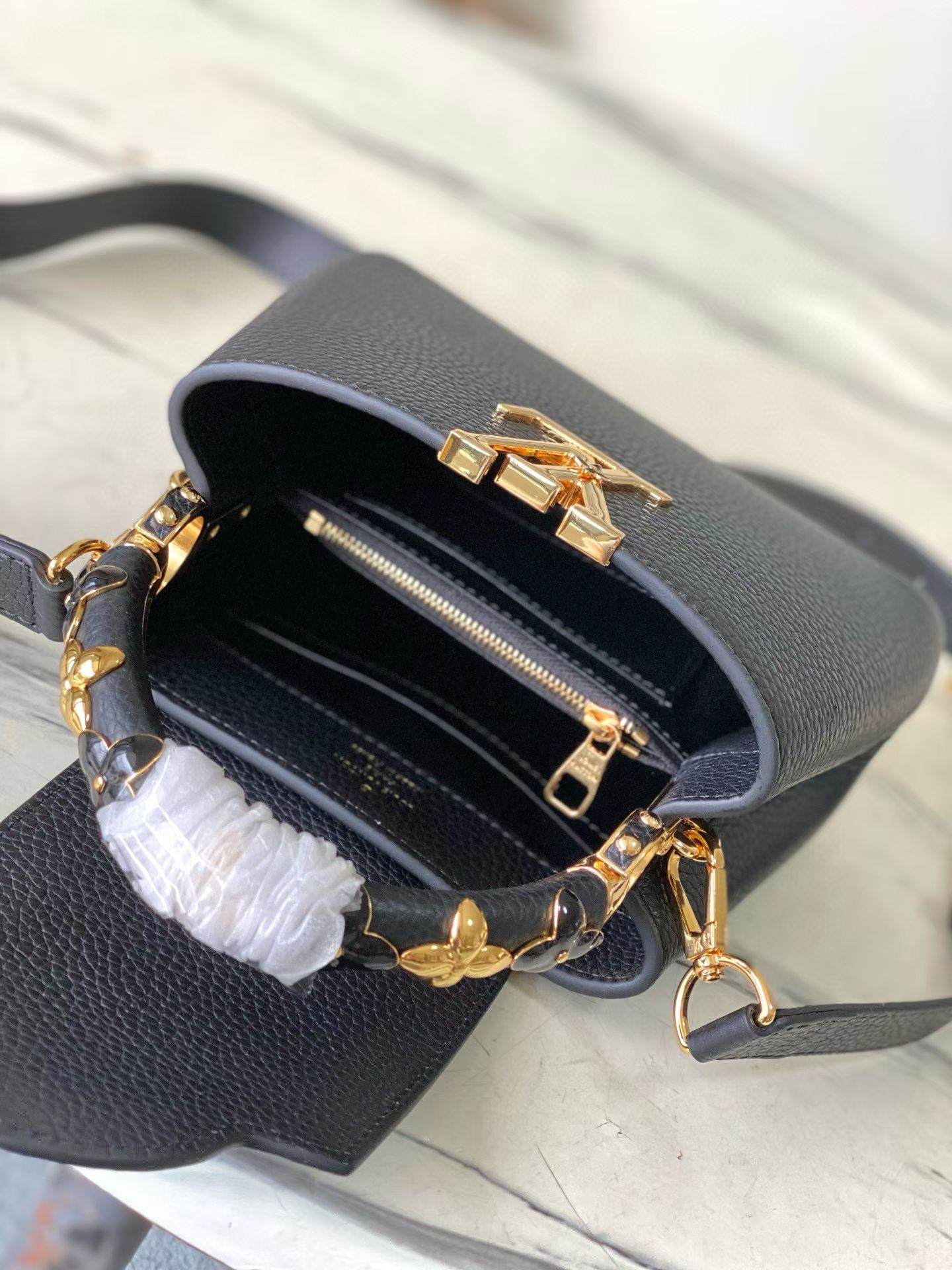 LOUIS VUITTON Capucines Mini – M14976