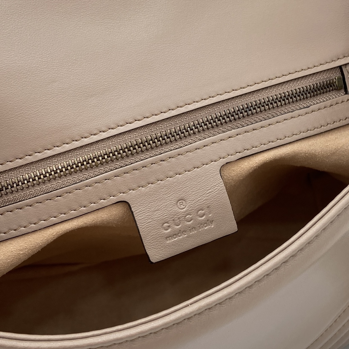 Gucci GG Marmont Medium Top Handle Bag 32